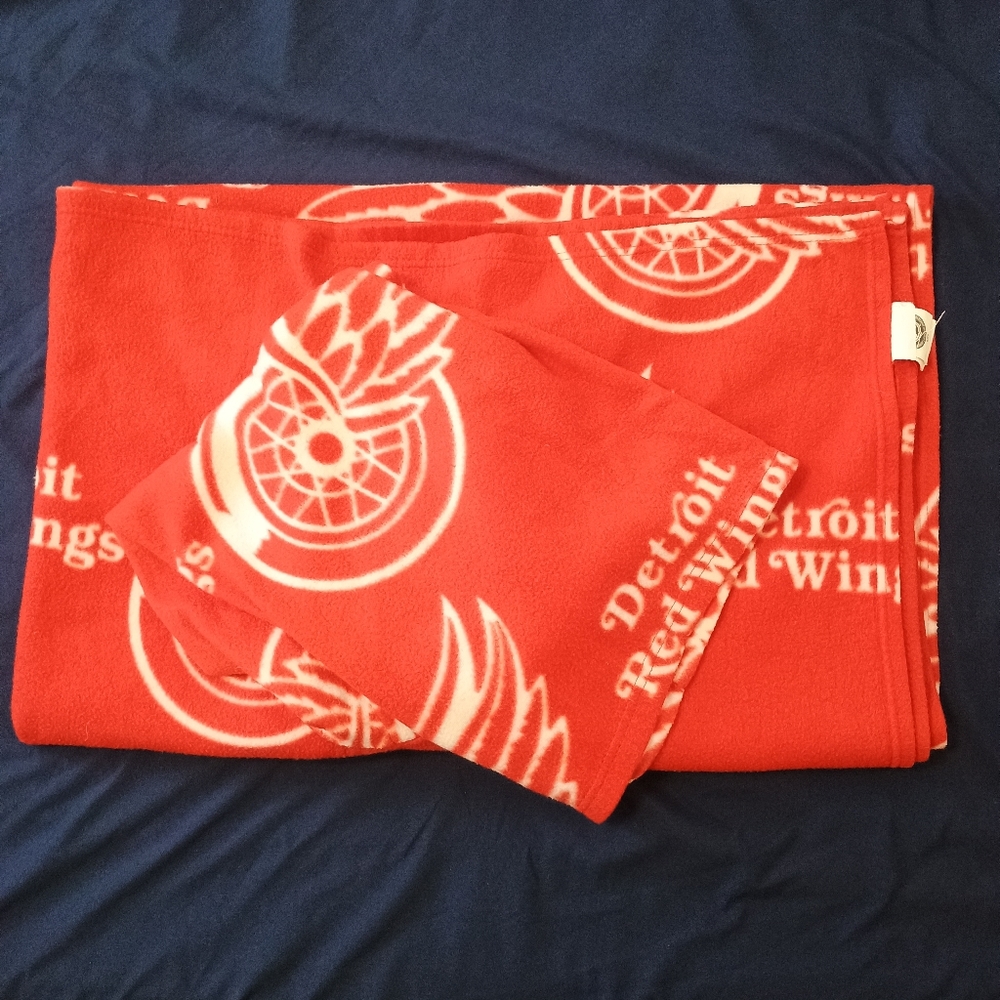 Detroit Red Wings Snuggie Wearable Blanket NHL Hockey Red White